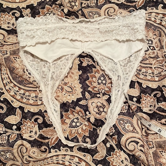 Offwhite Lacey halter bralette - Picture 6 of 7